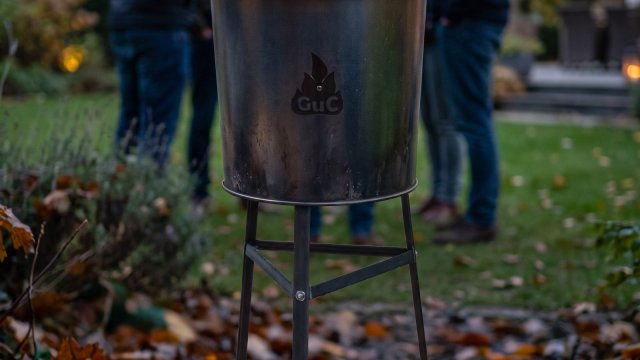 Maroniofen-Komplettset im Garteneinsatz: Nach dem Rösten wird die Feuertonne zur Feuerstelle.